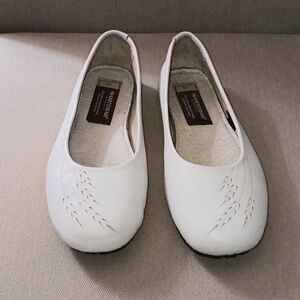 Manitobah Mukluks white leather ballet flat